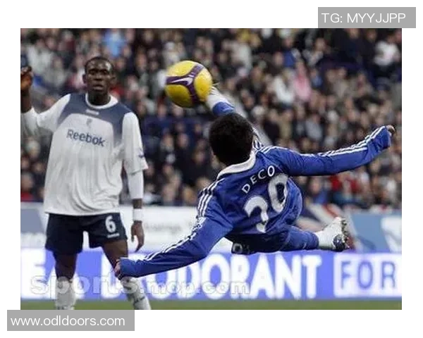 足球历史上首位完成倒钩进球的传奇球员及其对足球技术的影响